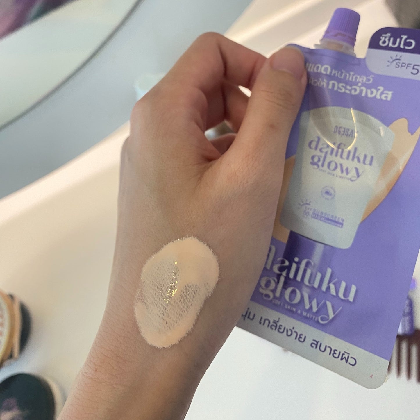 Deesay Daifuku Glowy Soft Skin & Matte Sunscreen Protection SPF50 PA++++ - Sachet